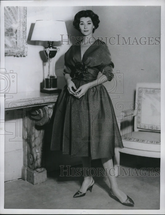 1959 Press Photo Nini Ricci's Jules Crahay uses crinkled gray nylon organza for - Historic Images