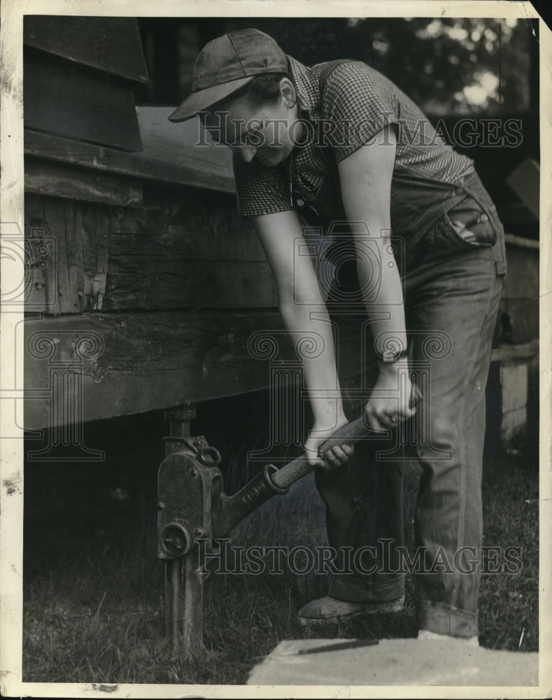 1938 Press Photo Evelyn Krause jacks up lake Cottage preparatory to moving it-Historic Images