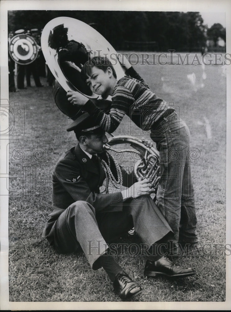 1957 Press Photo Bushey Park Middlesex, England 9 year old David Williams strain - Historic Images