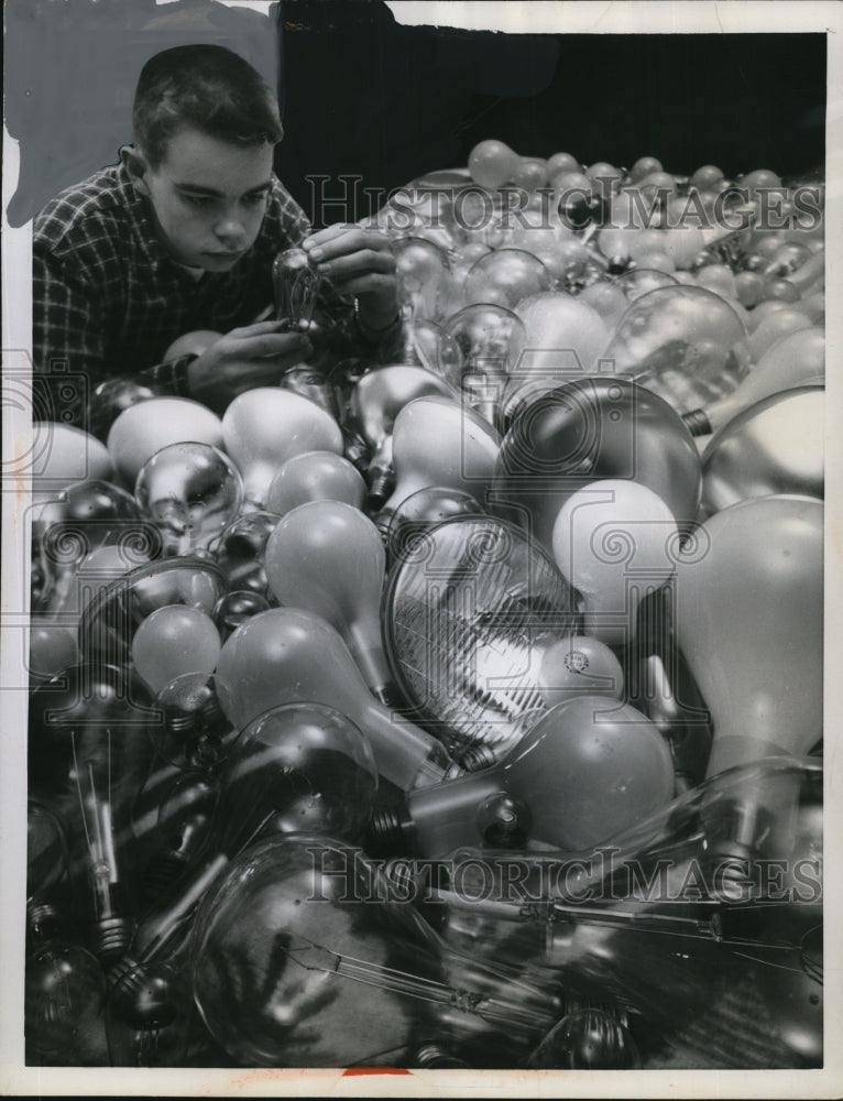 1957 Press Photo Aspinwall Pa 16 yr old Dave Hamley examines on of 364 different - Historic Images