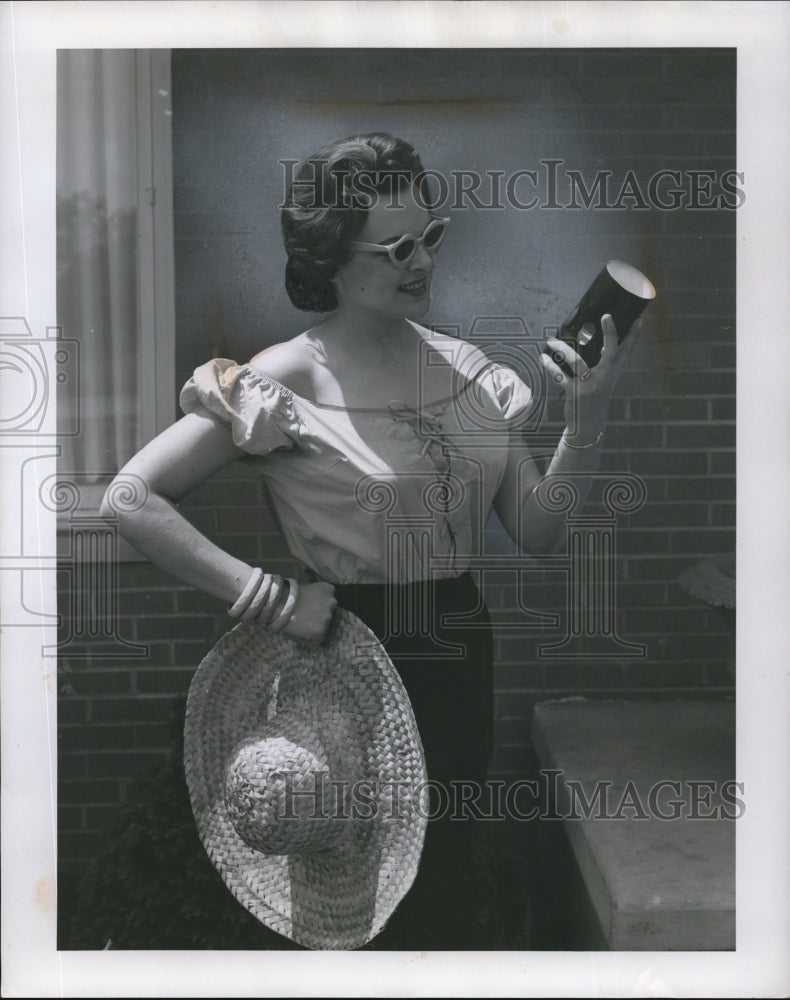 1959 Press Photo Light sensitive controls held by Mrs Mary Lou Martin - Historic Images