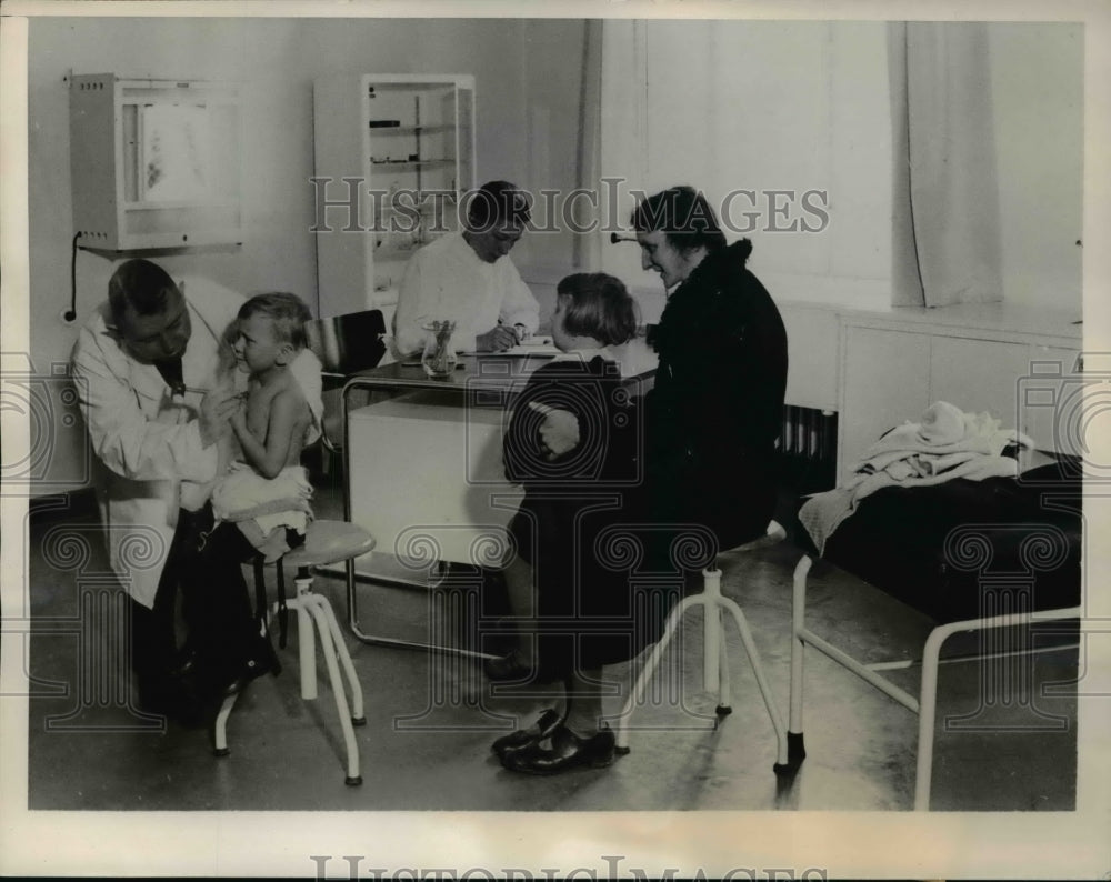 1940 Press Photo German kids at doctors exhibit mal nourishment - Historic Images