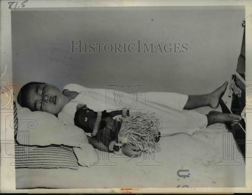 1945 Press Photo Marianas child aboard US assault transport off Saipan - Historic Images