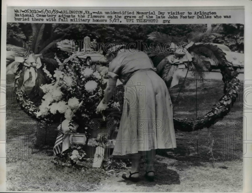 1959 Press Photo Arlington Va Memorial Day visitor at Natl Cemetery - Historic Images