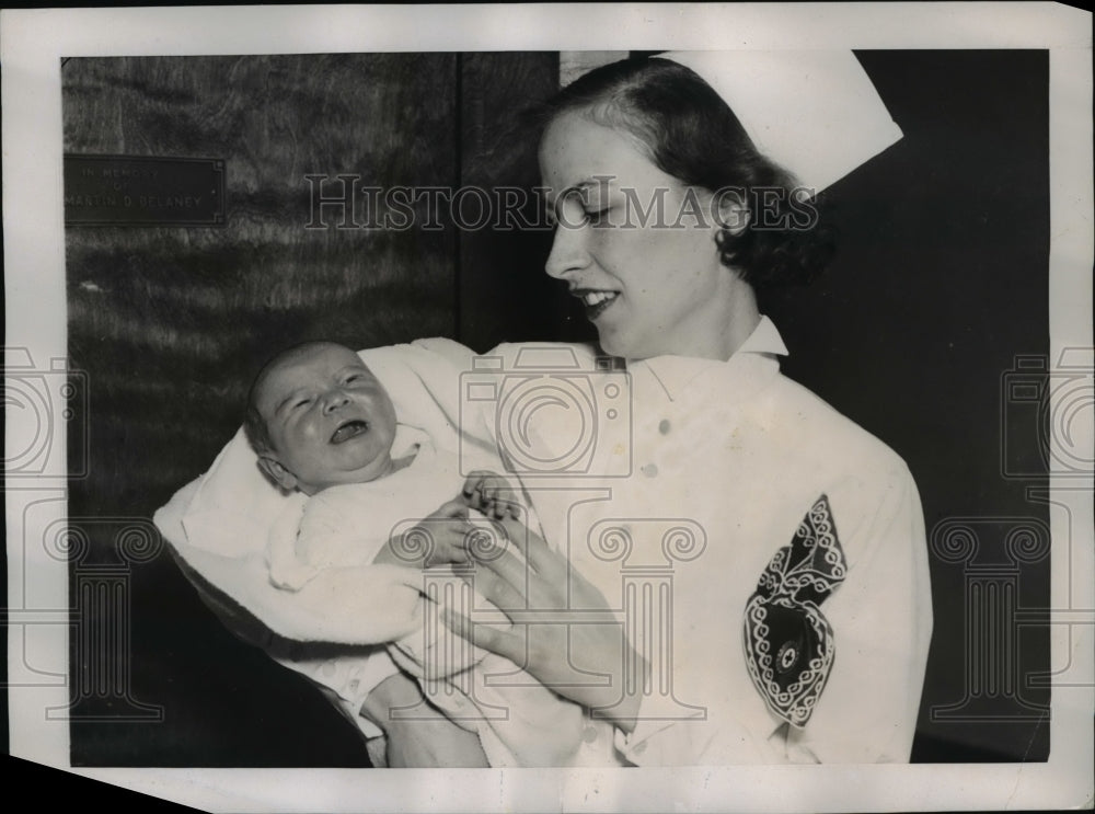 1937 Press Photo Nurse Bernice Norton with Baby Girl of Mrs. Arrington - Historic Images