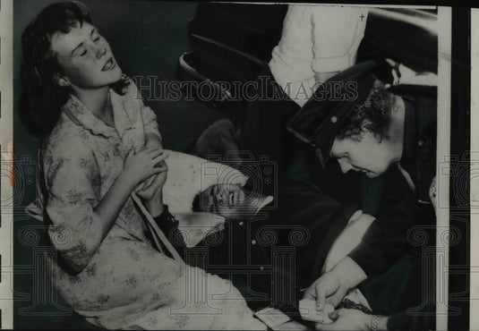 1958 Press Photo Levittown NY AF Sgt Robert Venator shot in stomach & wife - Historic Images