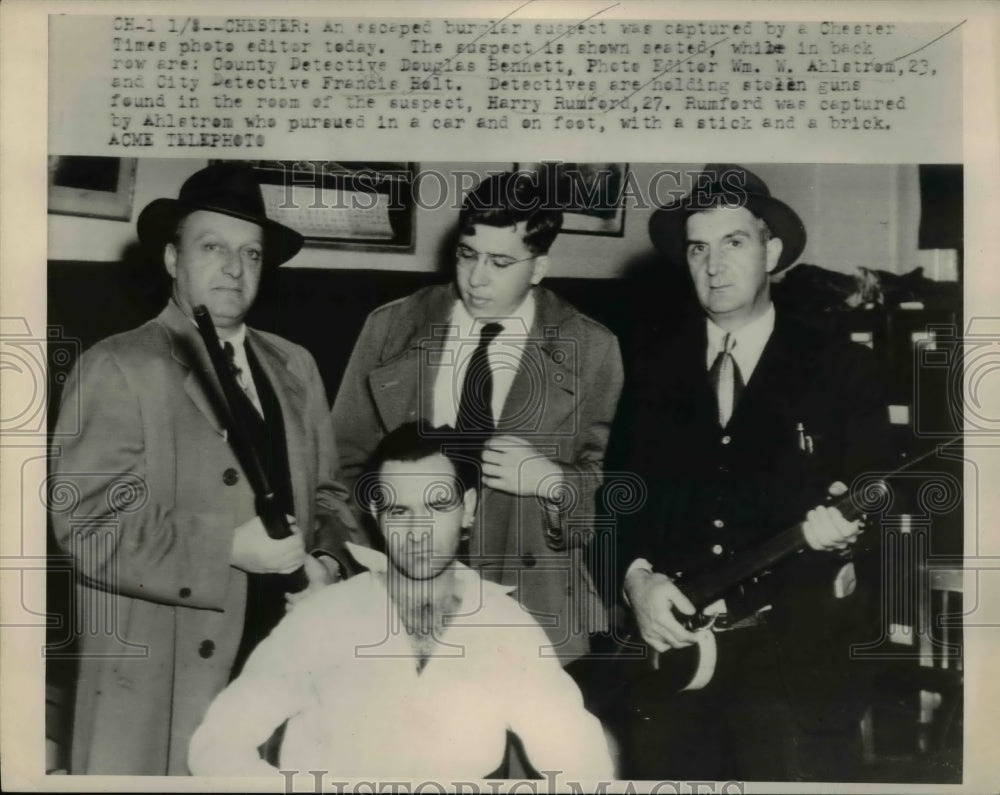 1949 Press Photo Chester Times photo editor(R) caught escaped burglat (seated) - Historic Images