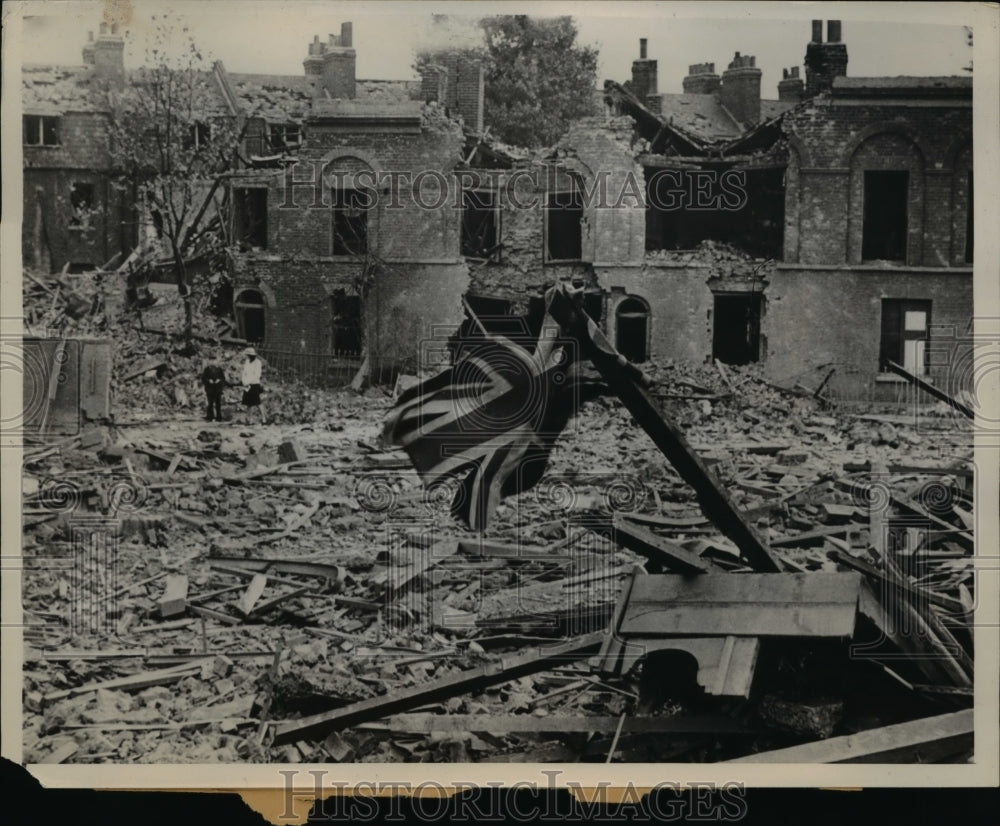 1940 The flag post was at the bottom of the backyard garden of a-Historic Images