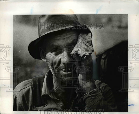 1969 Press Photo Sunup to Sundown plowing, Hoover Light takes a break-Wipes Brow - Historic Images