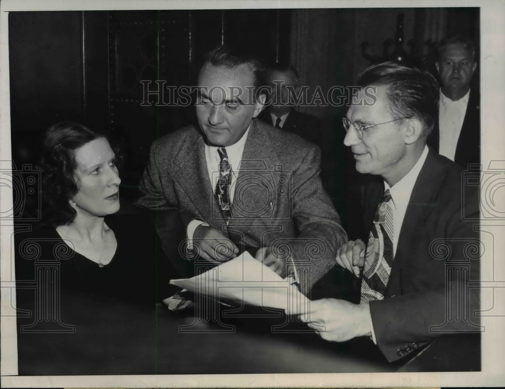 1946 Press Photo Doris Murray &amp; Atty Charles Bellows prepare witness stand - Historic Images