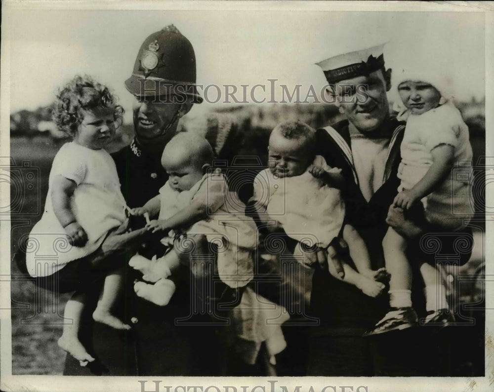 1931 Press Photo The Navy and the Police Force have their hands tied - Historic Images