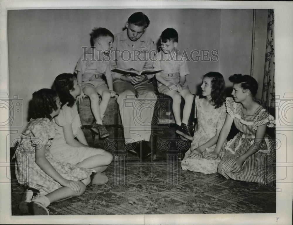 1946 Press Photo Robert Tackett legal guardian of 6 Half Brothers and Sisters - Historic Images