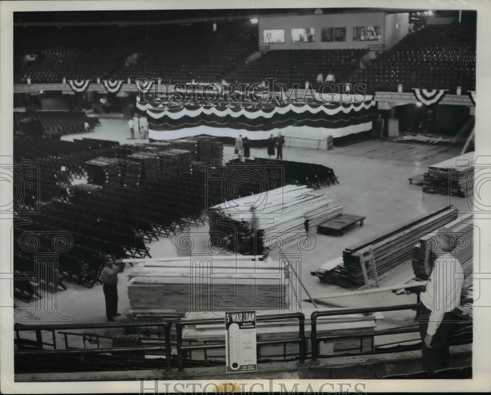 1944 Press Photo Chicago Workmen prep Stadium for Democratic Natl Convention - Historic Images
