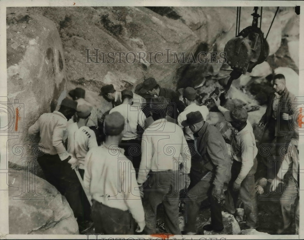 1933 Convicts working to recover the bodies from the landslide-Historic Images
