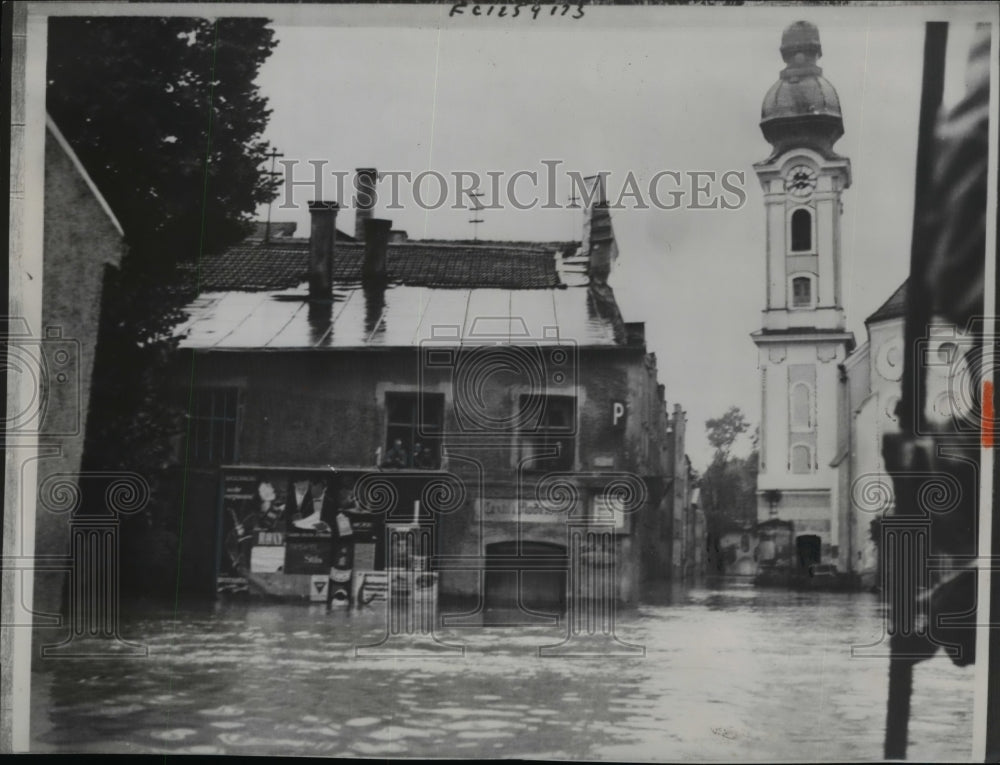 1954 Press Photo The flooded streets in Burghausen in Germany - Historic Images