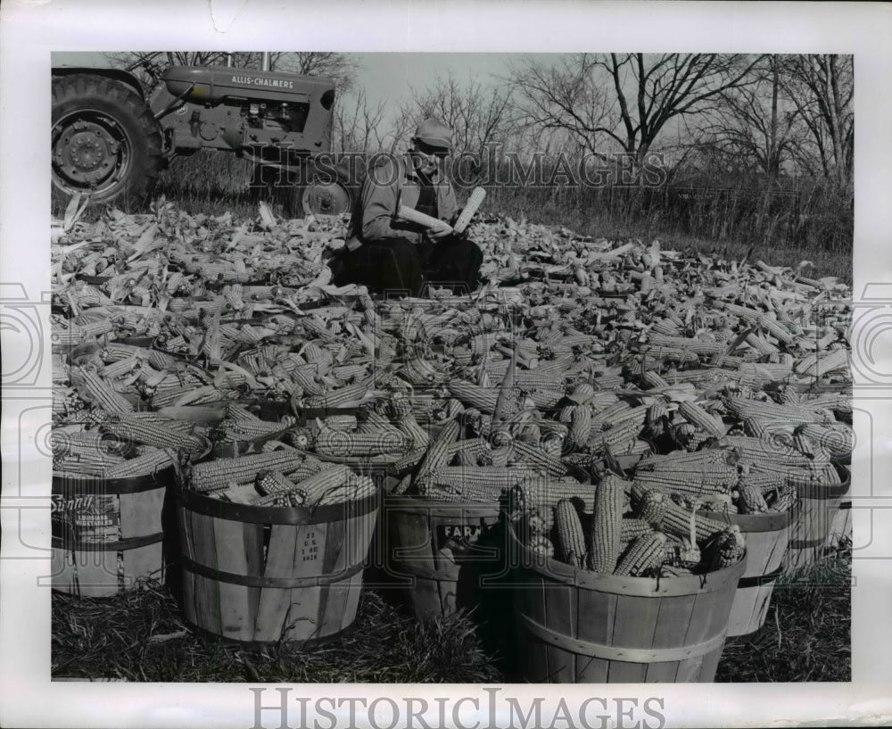 1960 Press Photo Missouri corn growing champion is Frank Elsea of Green Castle. - Historic Images