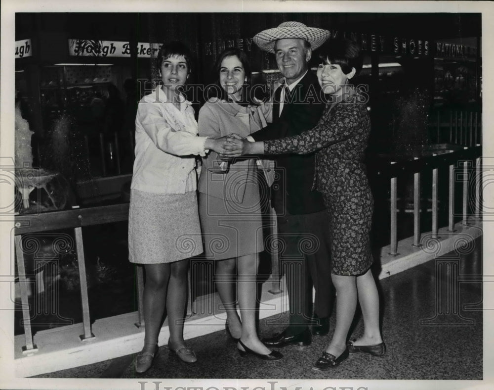 1958 Press Photo Elda Aitcin, Ivone Hopper, Johan Singer, A Gaviria - Historic Images