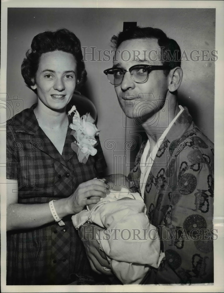 1964 Press Photo Dallas Tex Nr & Mrs FB Murski and new baby - Historic Images