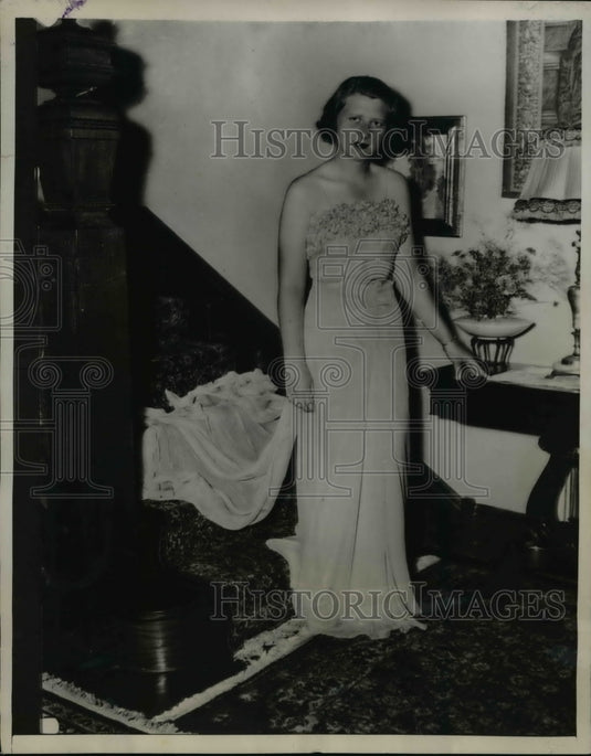 1936 Press Photo Miss Mary Jane McCloskey wearing a gown - Historic Images