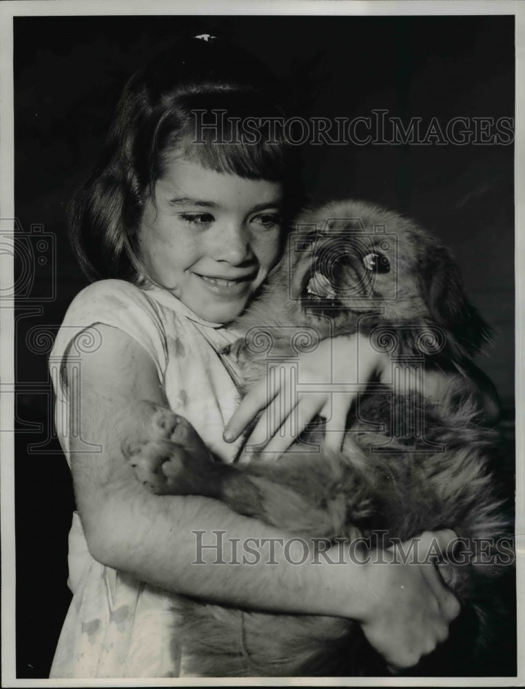 1960 Press Photo Valerine Ann Astin has her hands full with a pet pooch - Historic Images