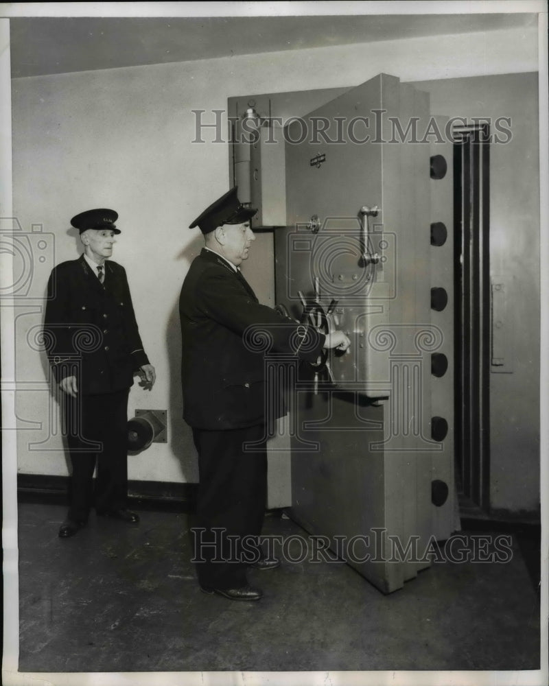 1956 Press Photo London-Seven ton door controlled by time lock &amp; security guards - Historic Images