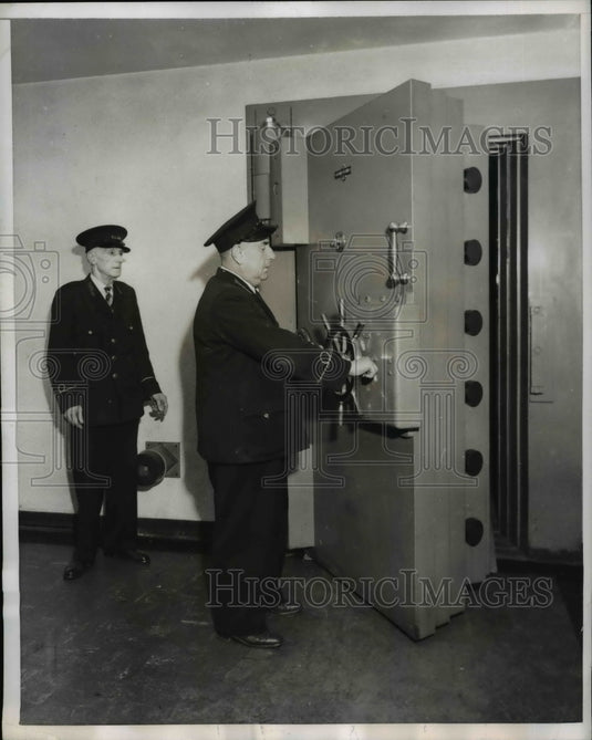 1956 Press Photo London-Seven ton door controlled by time lock & security guards - Historic Images