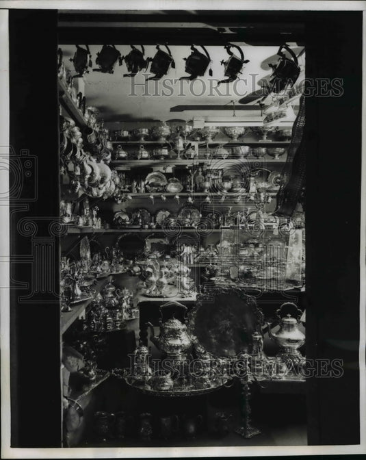 1956 Press Photo Barrage of Silverware in a vault under Chancery Lane in London - Historic Images