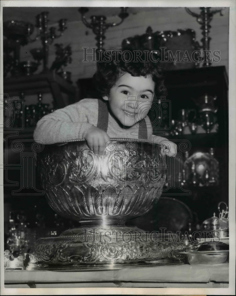 1956 Press Photo Little Sandra Hersheson in a Silver punch bowl for size - Historic Images