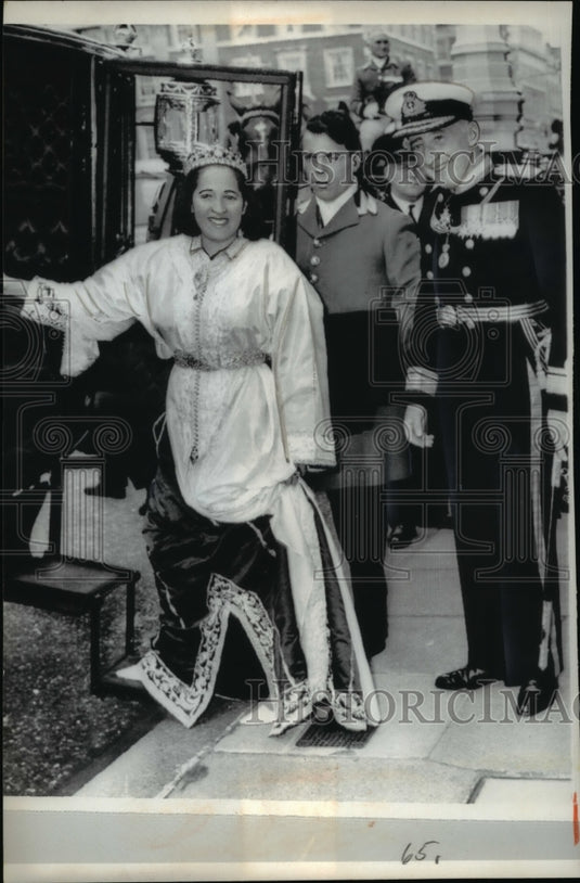 1965 Press Photo Princess Lalla Aicha go to Buckingham Palace - Historic Images