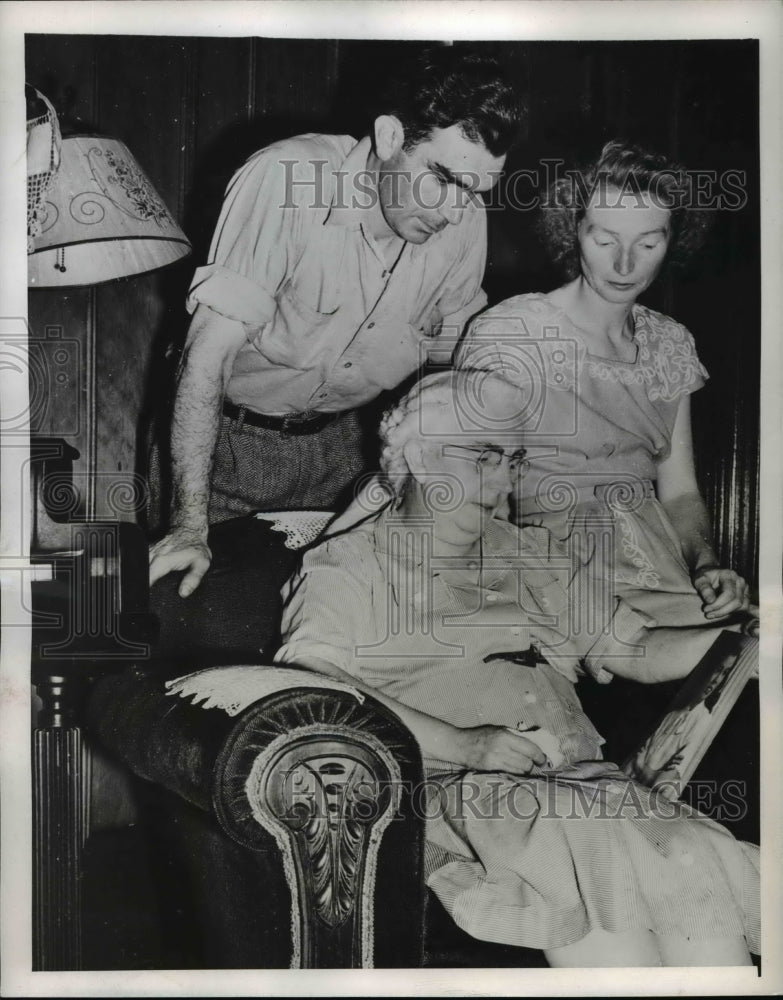 1946 Press Photo Helen &amp; Edwin McGurk, Mrs. William Stanger with Photo Ruth - Historic Images