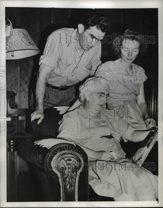 1946 Press Photo Helen & Edwin McGurk, Mrs. William Stanger with Photo Ruth - Historic Images