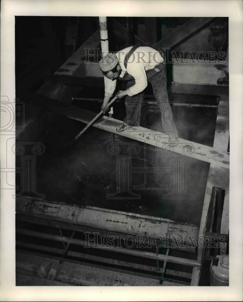 1944 Press Photo Man working at Cuatro Cienegas Guayule Rubber Plant in Mexico - Historic Images