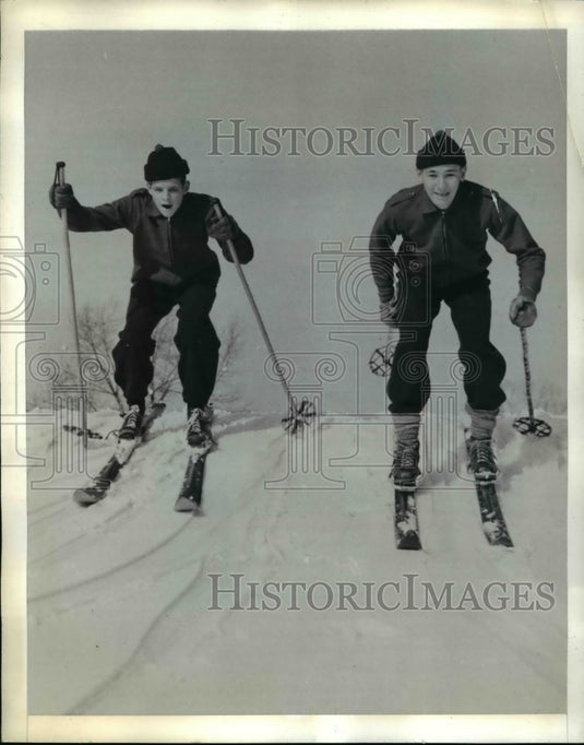 1943 Press Photo Cadets George Christie Jr. and John White as they ski - Historic Images