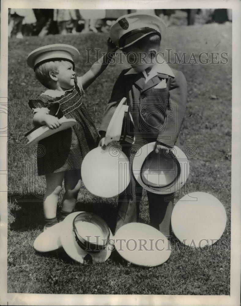 1949 Press Photo Wayne Pa Martha Anne Cavis and David Shaffer collect hats - Historic Images