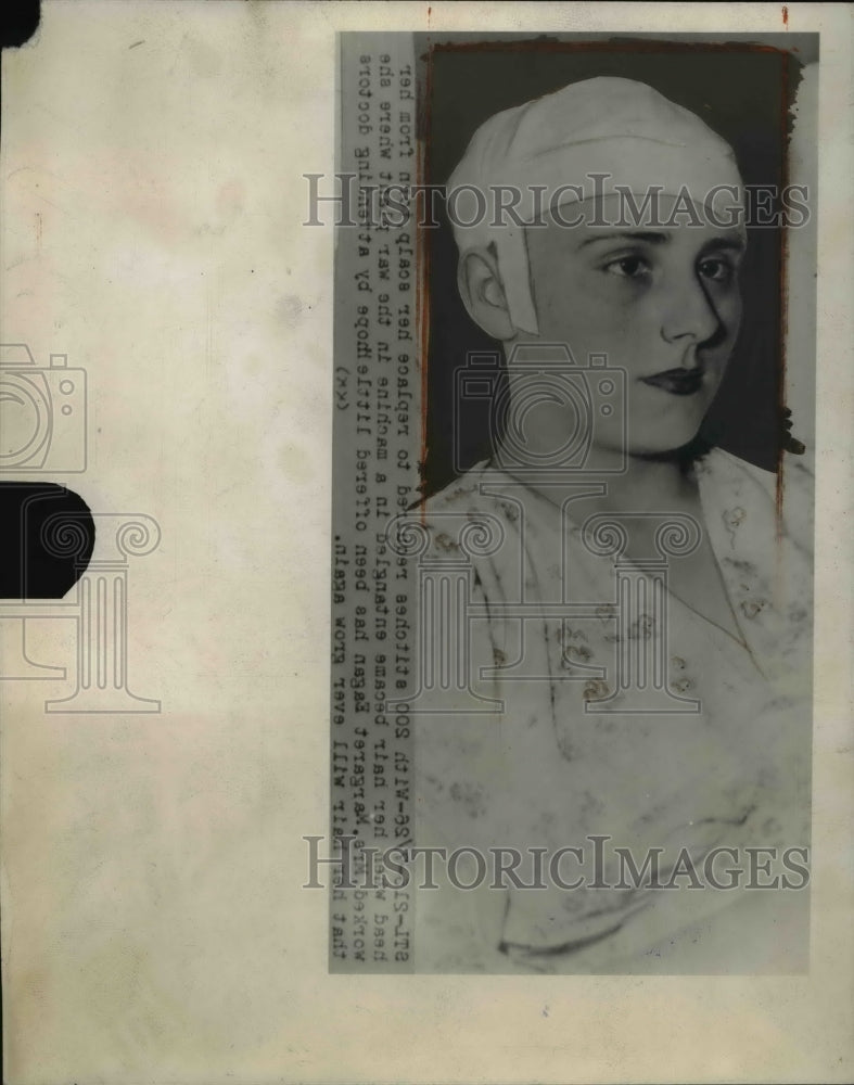 1944 Press Photo Mrs. Margaret Eagen with her bandaged head - Historic Images