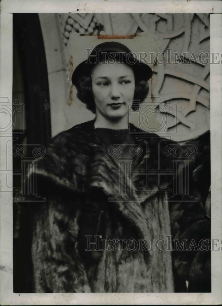 1947 Miss Anne Lindsay Clark, member of a prominent Boston, Mass., - Historic Images