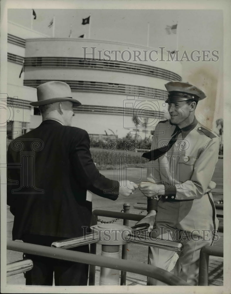 1938 Press Photo Bob Meusel in charged of the ticket at Inglewood Park - Historic Images