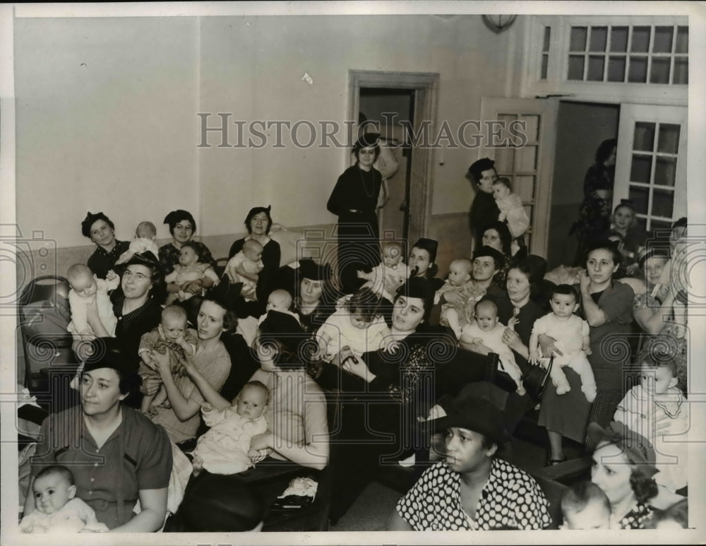 1938 Press Photo View of the Mothers who entered their infants in a baby show - Historic Images