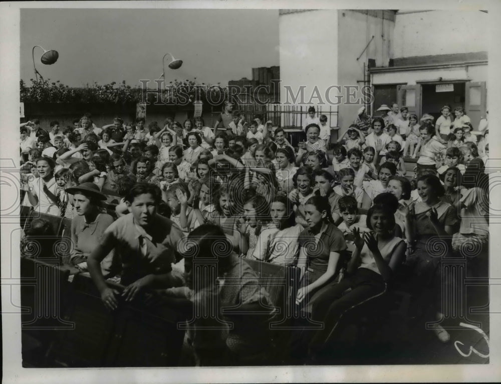 1937 Press Photo Spectators of the baby contest clapping for their favorite. - Historic Images