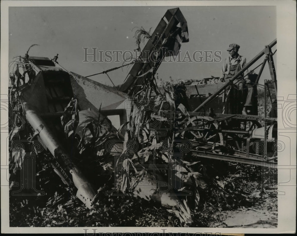 1937 Press Photo Mechanical cornpicker by John Powell - Historic Images