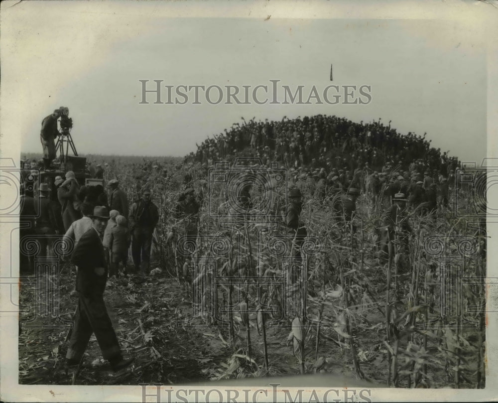 1930 Press Photo Corn Husking, a contest in Iowa - Historic Images
