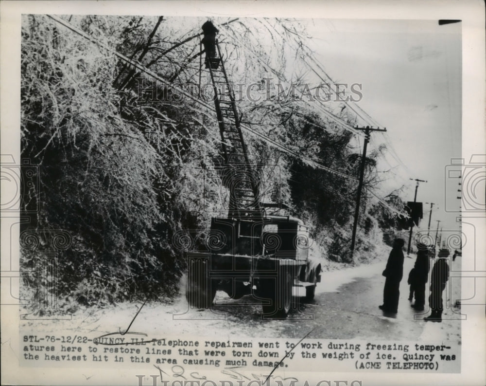 1950 Press Photo Quincy Ill Telephone repairmen went to work in freezing - Historic Images