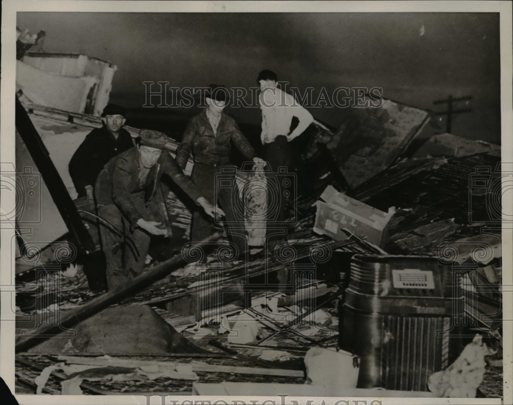 1940 Press Photo Men inspect the wreckage of building destroyed by twister - Historic Images