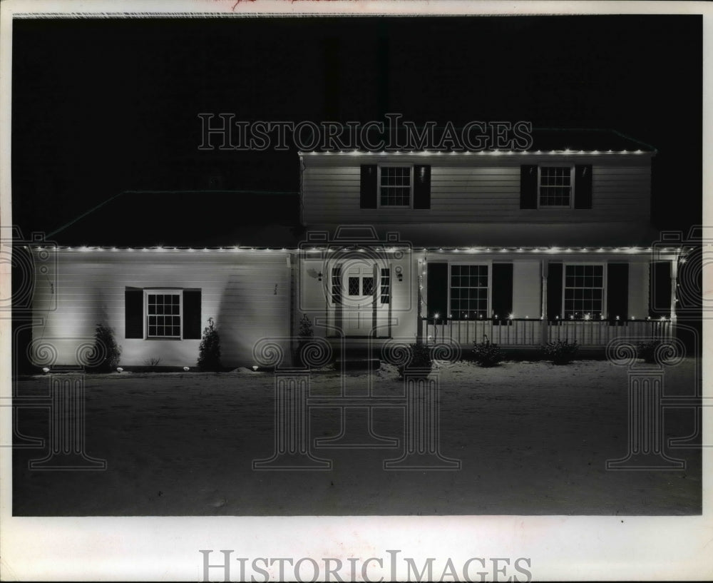 1963 Press Photo Charter Oak States decorated by Christmas lights - Historic Images