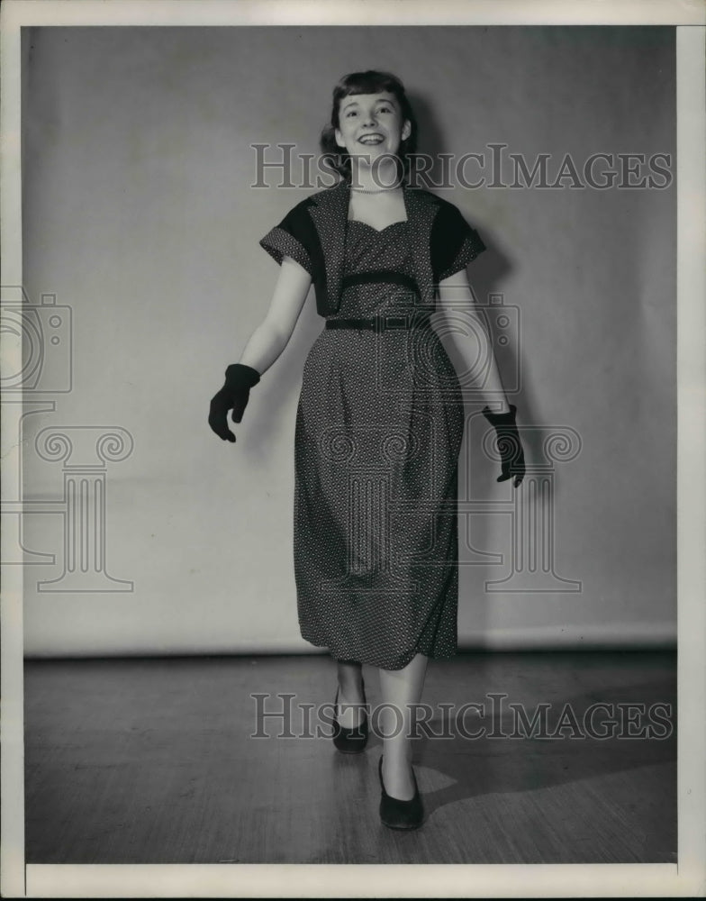 1949 Press Photo Woman wearing a dress with matching gloves - Historic Images