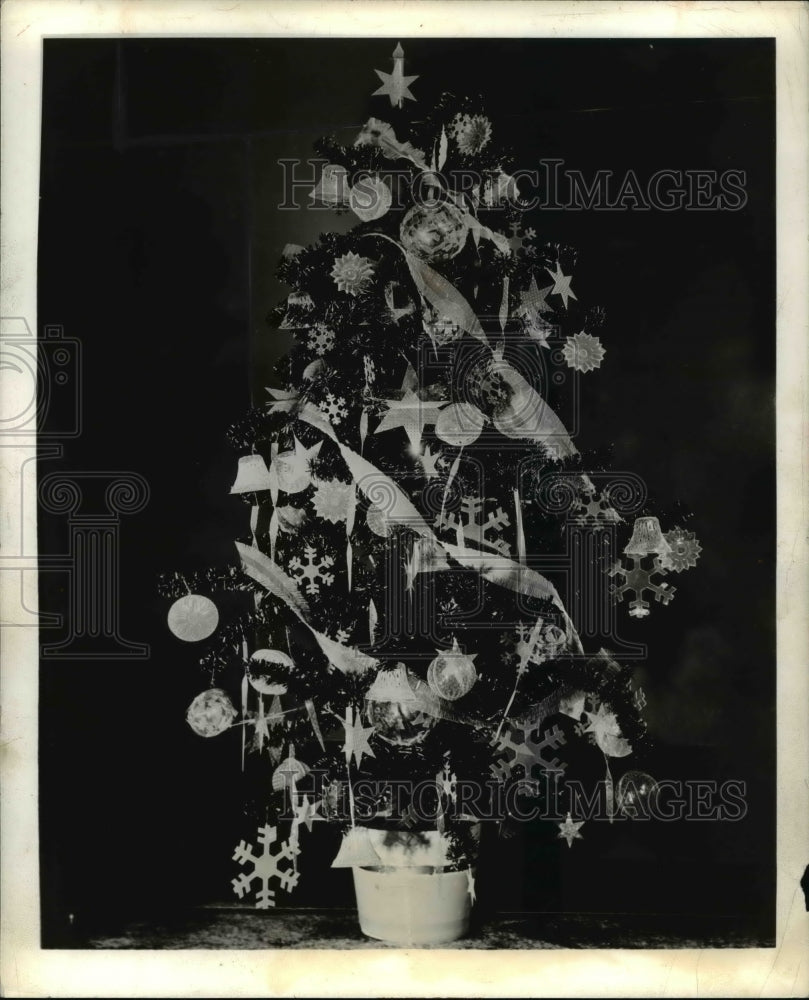 1941 Press Photo The little Christmas tree by Continental Lithograph Corporation - Historic Images
