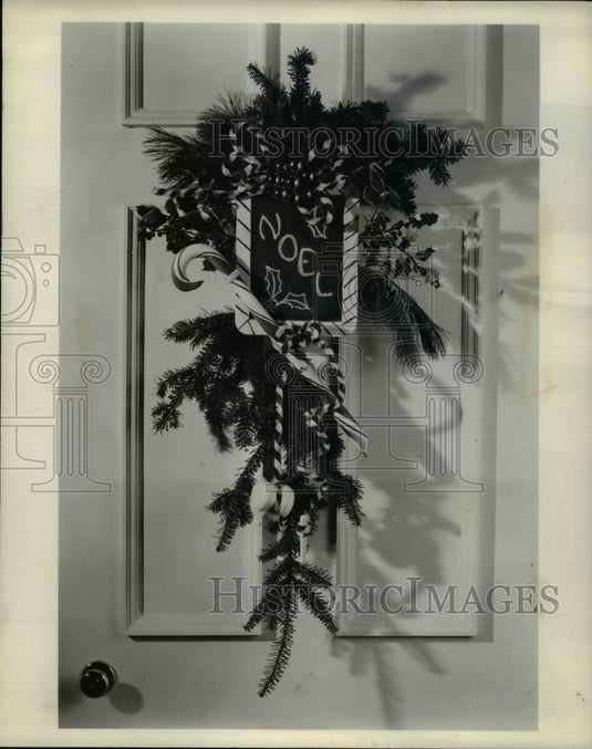 1956 Press Photo A novelty Christmas door decoration - Historic Images