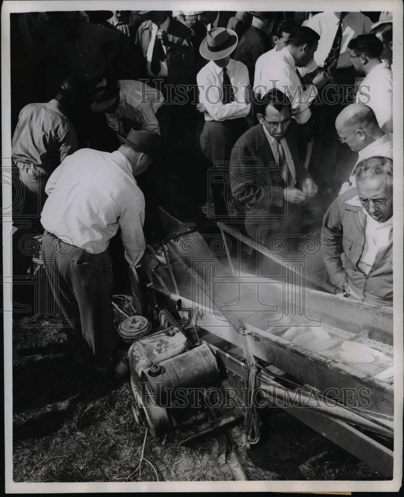 1953 Press Photo Farmers getting a demonstration on how to control insects - Historic Images