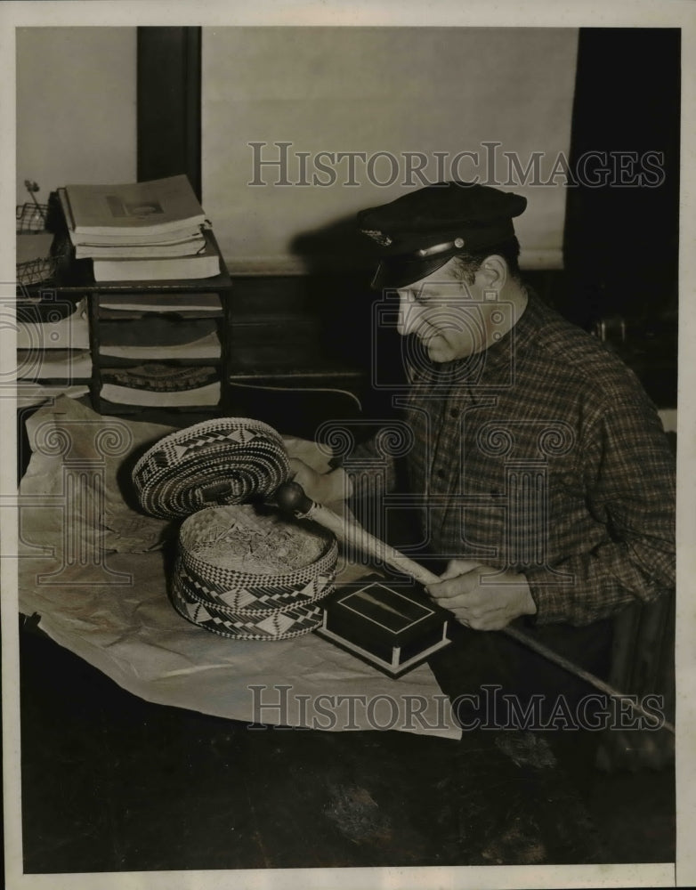 1939 Press Photo Custom guard R. Roncoli examining a cane  and a wicker basket - Historic Images