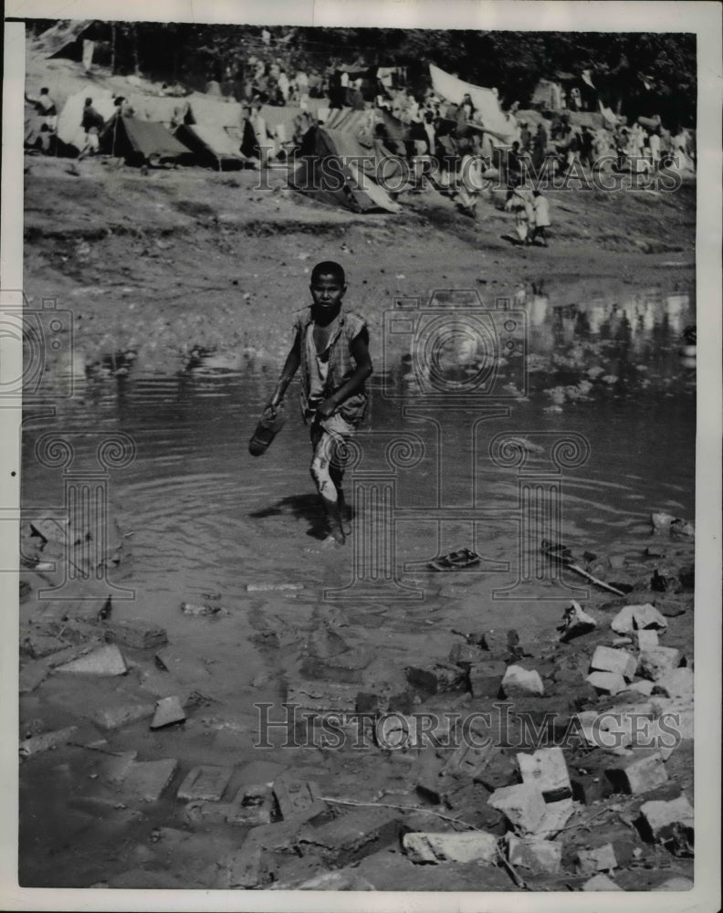 1954 Press Photo Young Indian wades at the waters of the Ganges and Jumna River - Historic Images